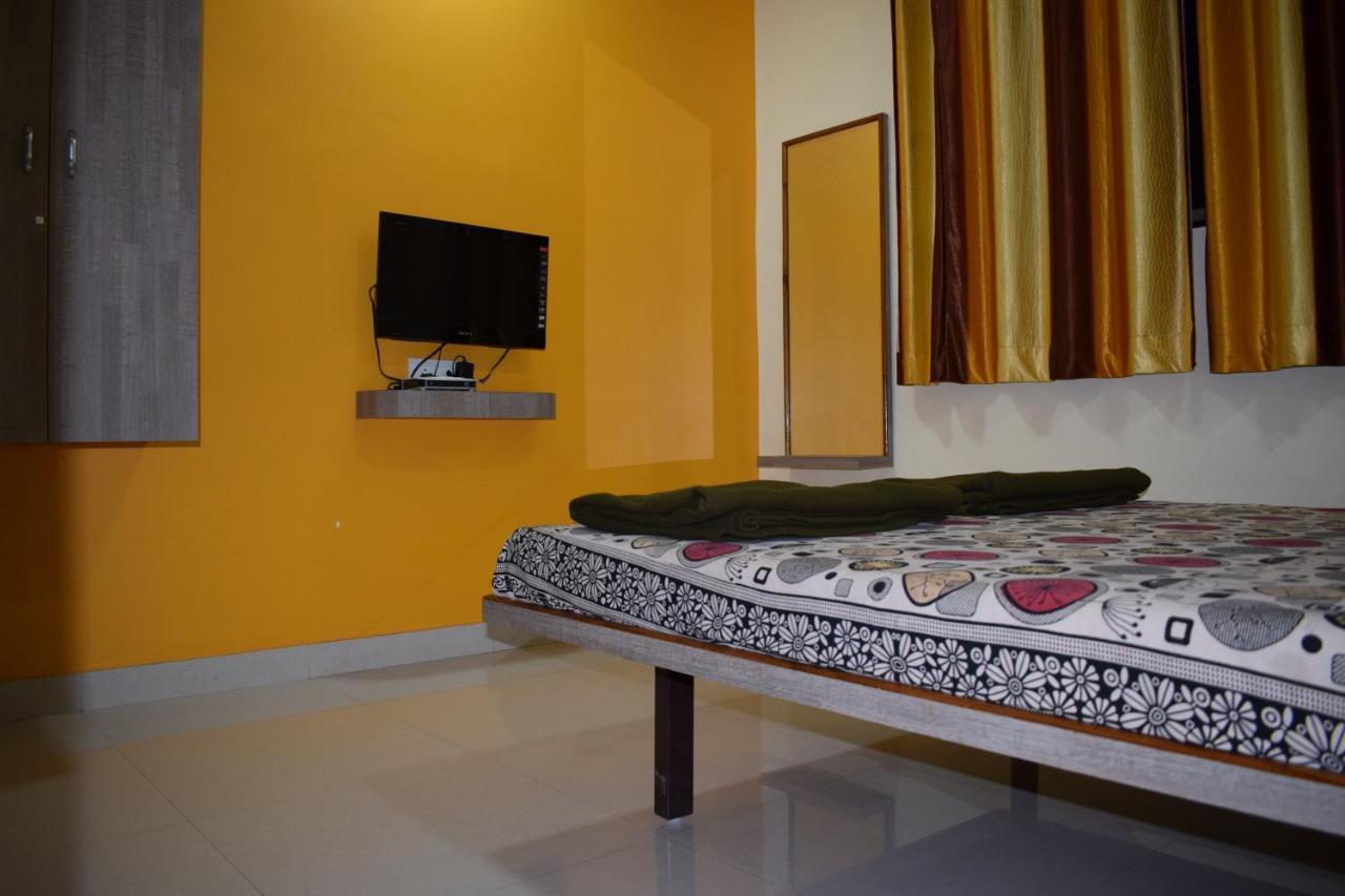 Vrundavan Hotel And Lodging Akalkot Exterior foto